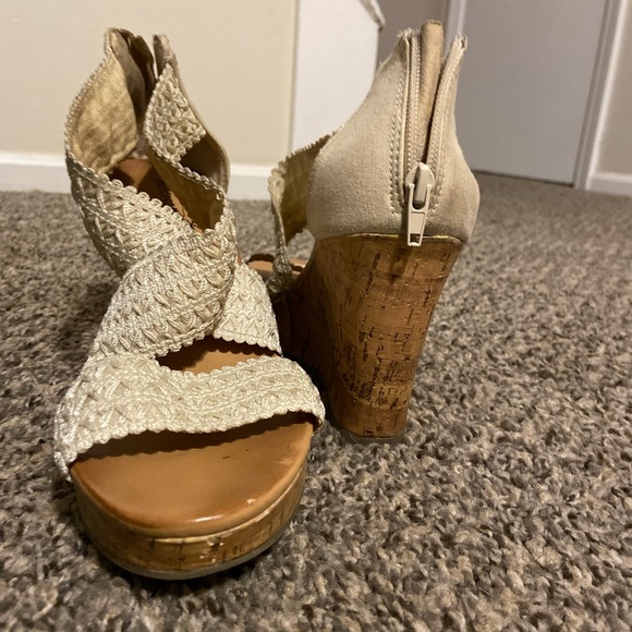 Wedge strap heels - Picture 4 of 6